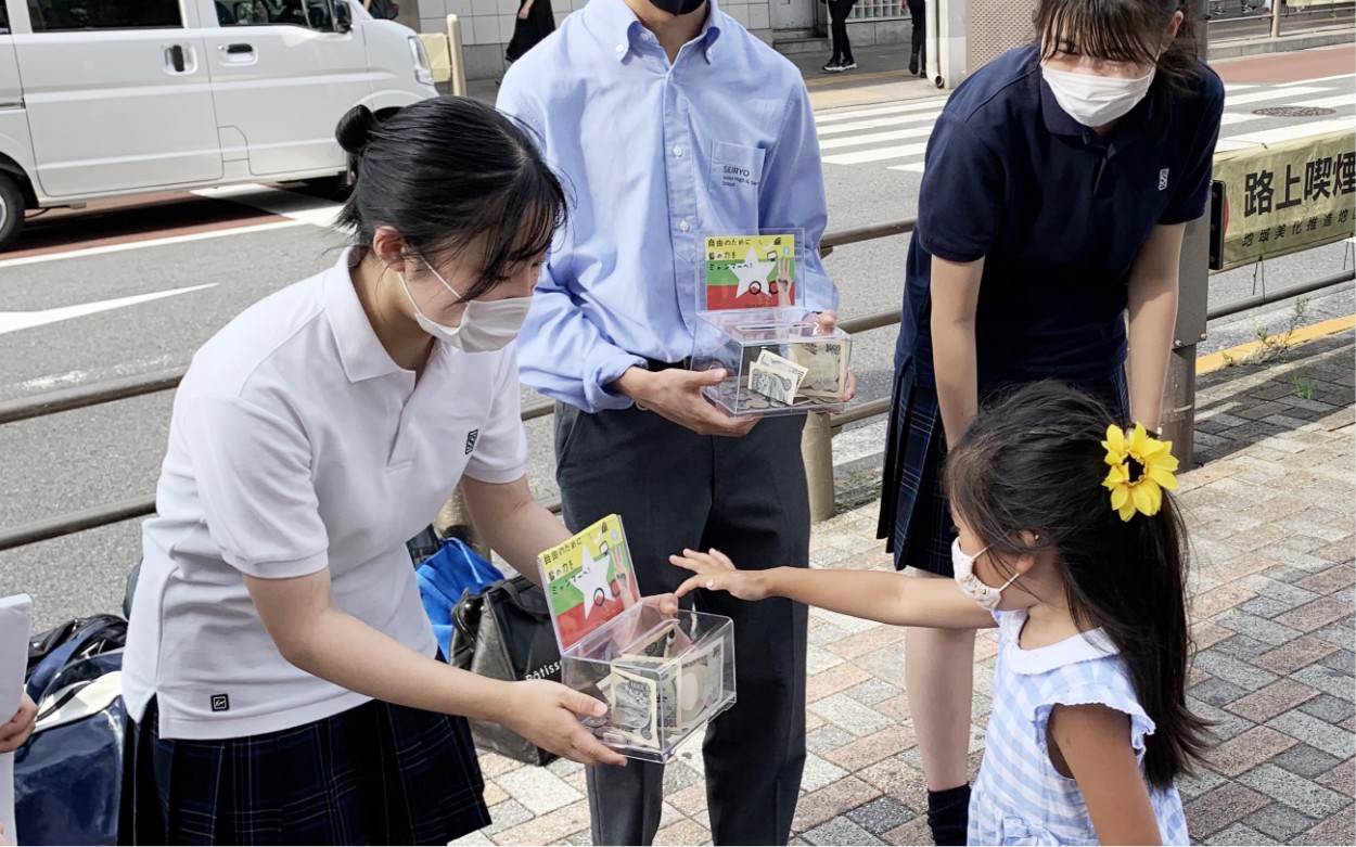 画像：屋外 路上で募金活動を行う様子